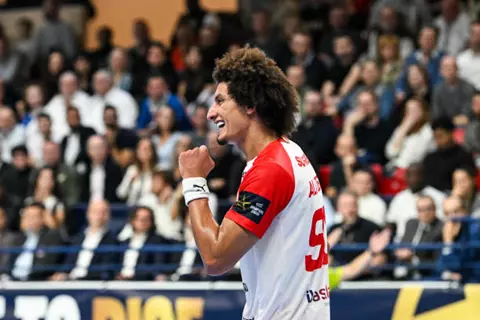 المصري الرابع.. فيزبريم المجري يضم علي زين حتى 2027